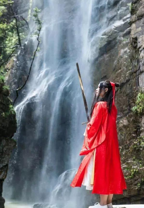 李亚鹏与嫩妻甜蜜拍片，幸福家庭生活引发关注！