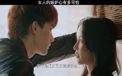 逃离海滩的女孩