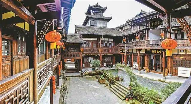 重庆的烂棚棚火锅店嫩个多，凭啥这家开着豪车排队2小时也要吃？