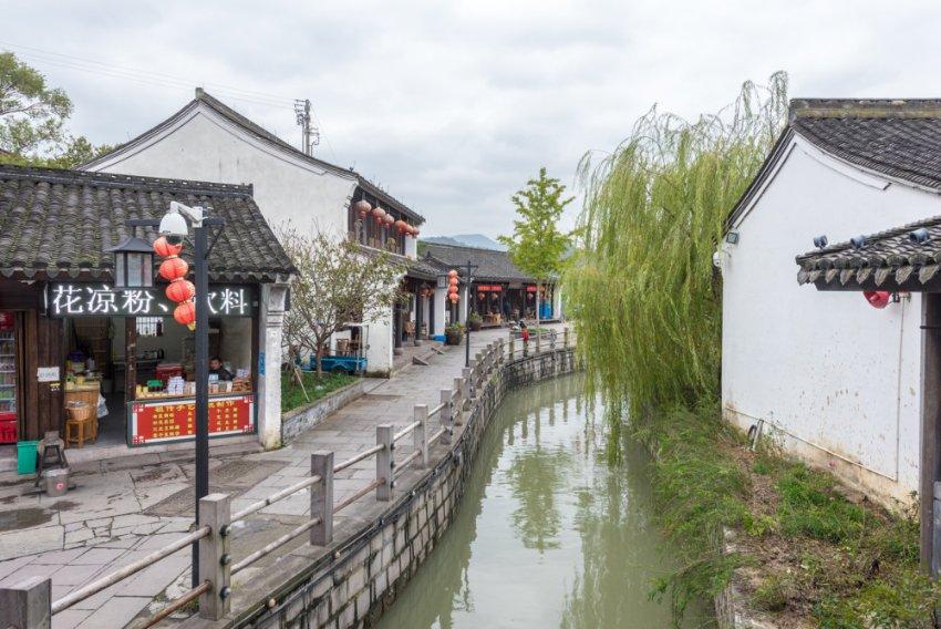 杨幂最新机场私服，粉色新中式棉服，时尚又保暖，软糯粉色小幂